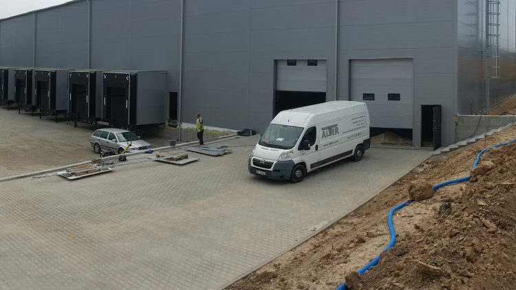 Production halls, warehouses and tents